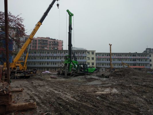 Heipaalmachine met 3,9 MPa pilotdruk, 94,3 ton capaciteit en 150 KN.m maximaal koppel voor het boren van funderingen